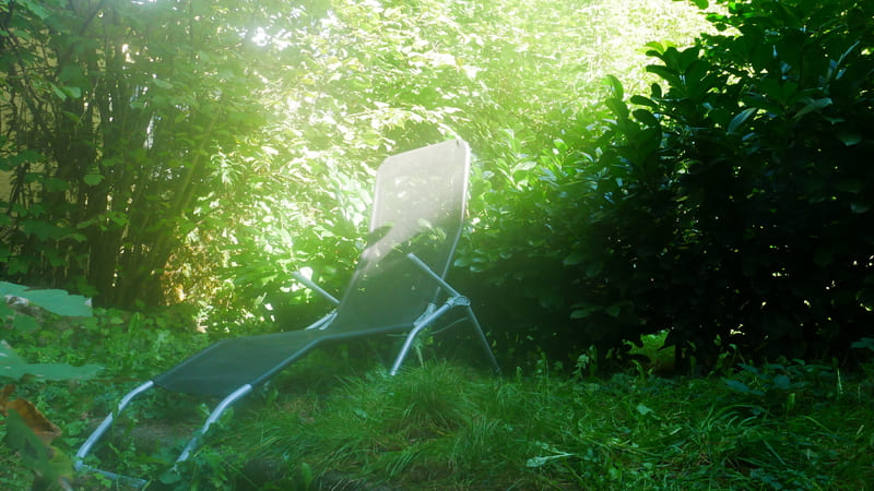 Liegestuhl im NJADA-Garten, umgeben von viel Grünzeugs